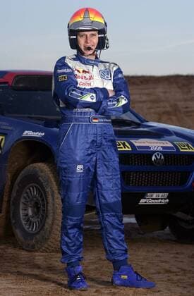 Jutta Kleinschmidt (Deutschland Volkswagen) vor ihrem VW Race Touareg 2 Motorsport Damen Rallyesport 2005, Autorallye, Rallye, Autorennen, Automobilrennsport Einzelbild Helmstedt