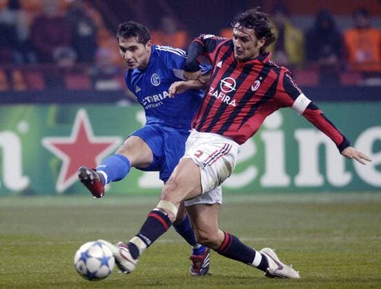 Hamit Altintop (Schalke, li.) gegen Paolo Maldini (Milan) Fußball EC 1 Herren Champions League 2005 2006, AC Mailand - FC Schalke 04 3:2 Gruppe Mailand Dynamik,