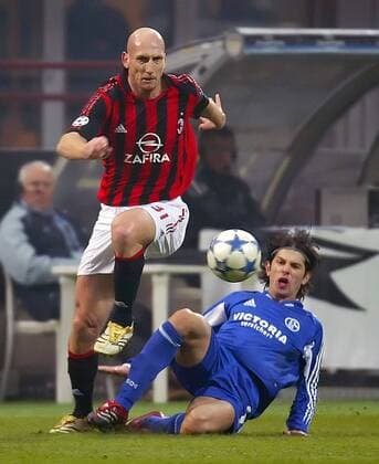 Jaap Stam (Milan, li.) vor Levan Kobiashvili (Schalke) Fußball EC 1 Herren Champions League 2005 2006, AC Mailand - FC Schalke 04 3:2 Gruppe Mailand Dynamik,