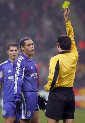 Schiedsrichter Manuel Enrique Mejuto Gonzalez (Spanien) zeigt Dario Rodriguez (Schalke) die Gelbe Karte Fußball EC 1 Herren Champions League 2005 2006, FC Schalke 04 Gruppe Mailand Enttäuschung,