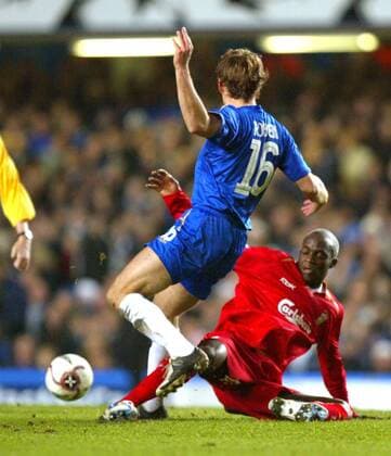 Arjen Robben (Chelsea, li.) gegen Mohamed Lamine Sissoko (Liverpool) -  Fußball EC 1 Herren Champions League 2005 2006, Chelsea FC London - FC Liverpool 0:0 Gruppe London Dynamik, Kampf,