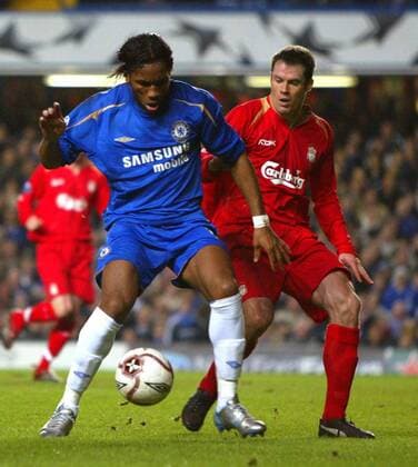Didier Drogba (Chelsea, li.) gegen Jamie Carragher (Liverpool) -  Fußball EC 1 Herren Champions League 2005 2006, Chelsea FC London - FC Liverpool 0:0, Gruppe London Dynamik,