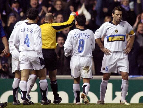 FIFA Schiedsrichter Konrad Plautz (Österreich) zeigt Cristiano Zanetti (re.) die rote Karte, David Pizarro (2.v.re.) und Javier Zanetti (alle Inter) reklamieren -  Fußball EC 1 Herren Champions League 2005 2006, FC Internazionale Mailand, Serie A, 1. Italienische Liga Gruppe Glasgow