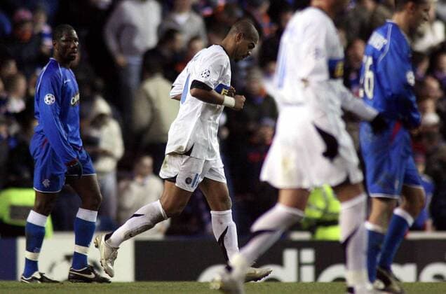 Adriano (Inter, Mitte) trotten davon, daneben Marvin Andrews (Glasgow Rangers) -  Fußball EC 1 Herren Champions League 2005 2006, Glasgow Rangers - FC Internazionale Mailand 1:1 Gruppe Glasgow