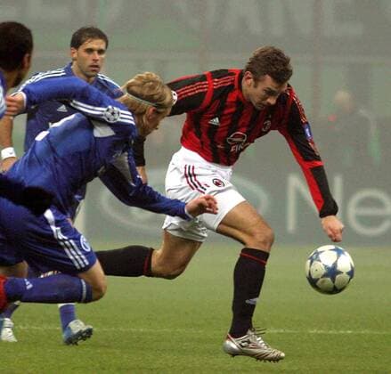 Andriy Shevchenko (AC Mailand, re.) gegen Christian Poulsen (Schalke) -  Fußball EC 1 Herren Champions League 2005 2006, AC Mailand - FC Schalke 04 3:2, Milan Gruppe Mailand Dynamik,