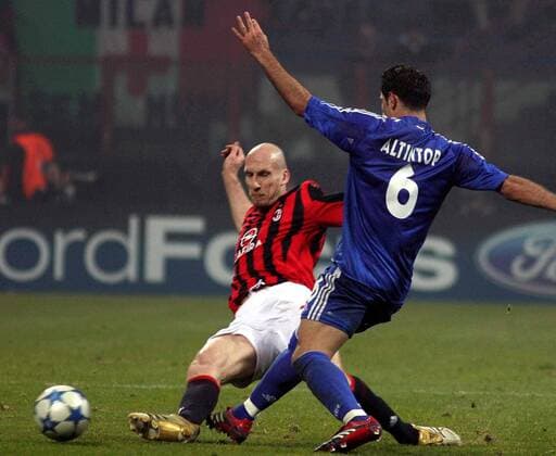 Hamit Altintop (Schalke, re.) zieht gegen die Grätsche von Jaap Stam (AC Mailand) ab -  Fußball EC 1 Herren Champions League 2005 2006, AC Mailand - FC Schalke 04 3:2, Milan Gruppe Mailand Dynamik, Kampf,