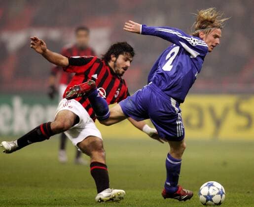 Christian Poulsen (Schalke, re.) gegen Gennaro Gattuso (Milan) -  Fußball EC 1 Herren Champions League 2005 2006, AC Mailand - FC Schalke 04 3:2 Gruppe Mailand Dynamik,