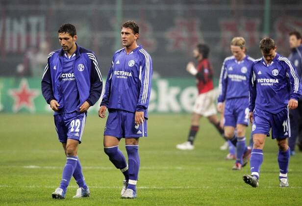 Schalker Spieler verlassen enttäuscht den Platz - v.li.: Kevin Kuranyi, Marcelo Jose Bordon und Ebbe Sand -  Fußball EC 1 Herren Champions League 2005 2006, FC Schalke 04 Gruppe Mailand Enttäuschung,