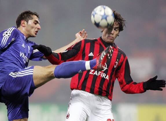 Hamit Altintop (Schalke, li.) gegen Kaka (Milan) -  Fußball EC 1 Herren Champions League 2005 2006, AC Mailand - FC Schalke 04 3:2 Gruppe Mailand Dynamik,