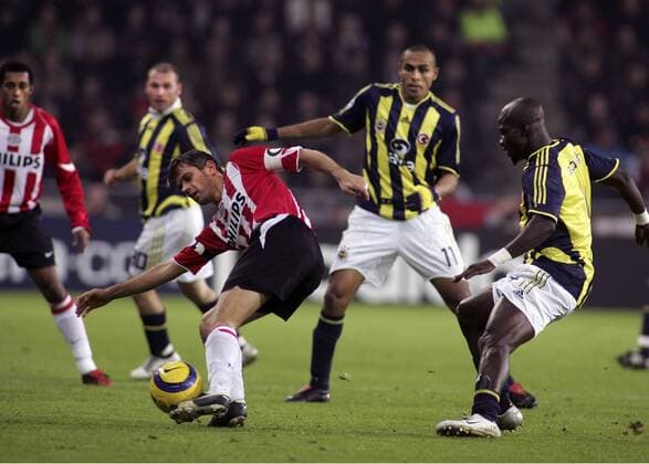 Philip Cocu (Eindhoven, li.) gegen Stephen Appiah (re.) und Nobre (beide Fenerbahce) -  Fußball EC 1 Herren Champions League 2005 2006, PSV Eindhoven - Fenerbahce Istanbul 2:0 Gruppe Eindhoven Dynamik,