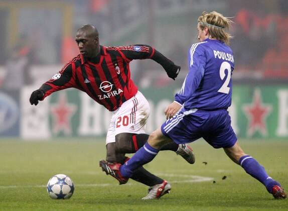 Clarence Seedorf (Milan, li.) gegen Christian Poulsen (Schalke) -  Fußball EC 1 Herren Champions League 2005 2006, AC Mailand - FC Schalke 04 3:2 Gruppe Mailand Dynamik,