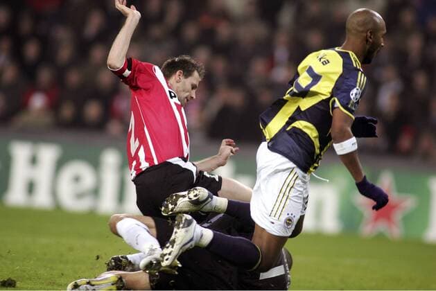 Nicolas Anelka (Fenerbahce, re.) kommt gegen Andre Ooijer und Torwart Gomes (beide Eindhoven) zu Fall -  Fußball EC 1 Herren Champions League 2005 2006, PSV Eindhoven - Fenerbahce Istanbul 2:0 Gruppe Eindhoven Dynamik, Kampf,