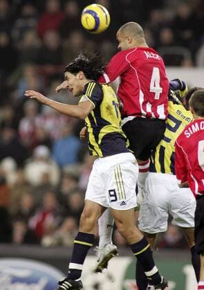 Alex (Eindhoven, Mitte) gegen Önder Turaci (li.) und Semih Sentürk (beide Fenerbahce) -  Fußball EC 1 Herren Champions League 2005 2006, PSV Eindhoven - Fenerbahce Istanbul 2:0 Gruppe Eindhoven Dynamik, Kampf,