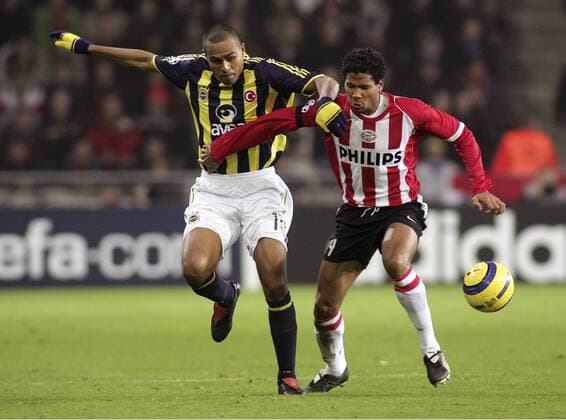 Michael Lamey (Eindhoven, re.) gegen Marco Aurelio (Fenerbahce) -  Fußball EC 1 Herren Champions League 2005 2006, PSV Eindhoven - Fenerbahce Istanbul 2:0 Gruppe Eindhoven Dynamik, Kampf,