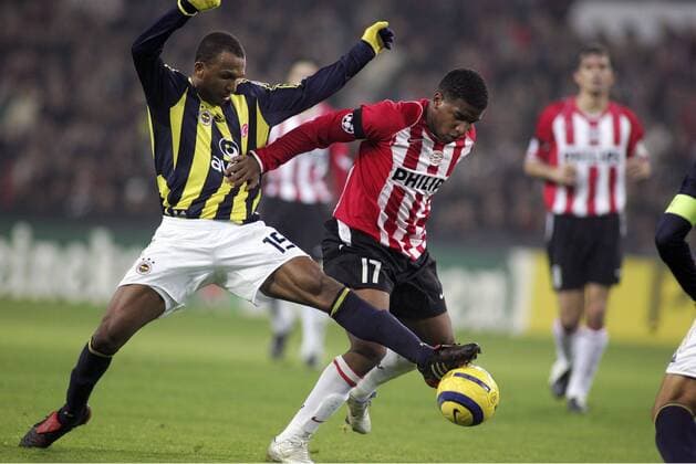 Jefferson Farfan (Eindhoven, re.) gegen Marco Aurelio (Fenerbahce) -  Fußball EC 1 Herren Champions League 2005 2006, PSV Eindhoven - Fenerbahce Istanbul 2:0 Gruppe Eindhoven Dynamik, Kampf,