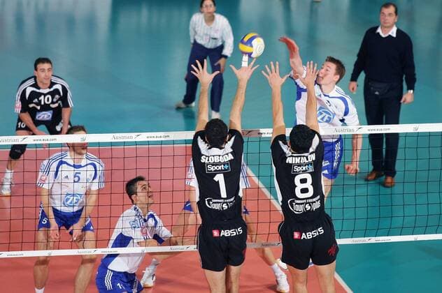 Jochen Schöps (Friedrichshafen, re.) - Schmetterball gegen den Block von Vladimir Nikolov (re.) und Alexandre Sloboda (beide Tours) Volleyball EC 1 Herren Champions League 2005 2006, Tours VB - VfB Friedrichshafen 2:3 Gruppe pan11701 Tours  