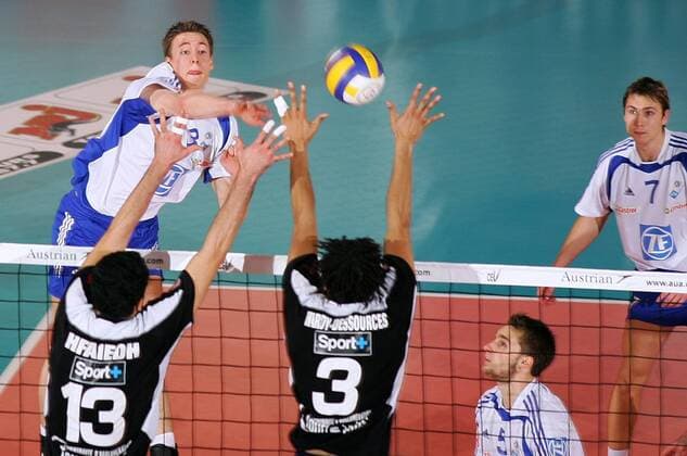 Jochen Schöps (Friedrichshafen, li.) - Schmetterball gegen den Block von Nourredine Hfaiedh (2.v.li.) und Gerald Hardy Dessources (beide Tours) Volleyball EC 1 Herren Champions League 2005 2006, Tours VB - VfB Friedrichshafen 2:3 Gruppe pan11701 Tours  