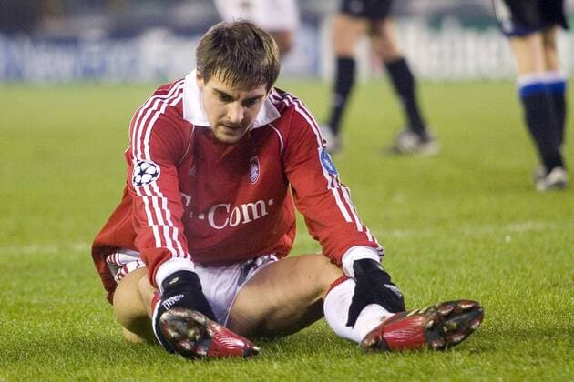 Sebastian Deisler (Bayern) sitzt enttäuscht am Boden Fußball EC 1 Herren Champions League 2005 2006, FC Bayern München Einzelbild Brügge Enttäuschung,