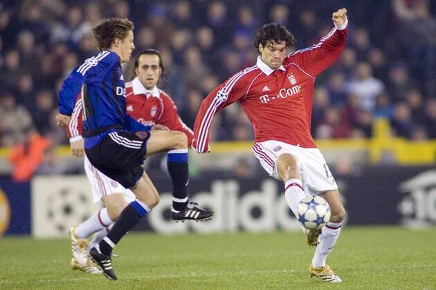 Michael Ballack (Bayern, re.) gegen Gaetan Engelbert (FC Brügge) Fußball EC 1 Herren Champions League 2005 2006, Club Brügge KV - FC Bayern München 1:1 Gruppe Brügge Dynamik,