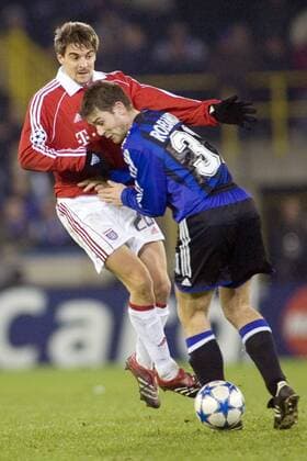 Sebastian Deisler (Bayern, li.) gegen Kevin Roelandts (FC Brügge) Fußball EC 1 Herren Champions League 2005 2006, Club Brügge KV - FC Bayern München 1:1 Gruppe Brügge Dynamik,