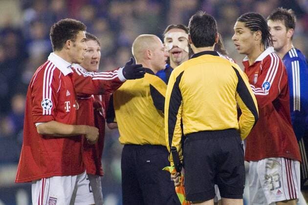 Schiedsrichter Laurent Duhamel (3. v. li.) und sein Assistent Christian Thoison (beide Frankreich) sehen sich den Protesten von Sven Vermant (FC Brügge, Mitte), Valerien Ismael (li.), Bastian Schweinsteiger (2. v. li.) und Jose Paolo Guerrero ... Fußball EC 1 Herren Champions League 2005 2006, Club Brügge KV - FC Bayern München 1:1 Gruppe ... (alle Bayern) ausgesetzt Brügge Spannung,