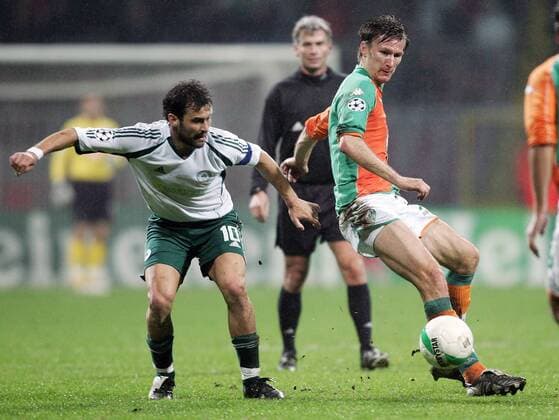 Jurica Vranjes (Bremen, re.) gegen Ezequiel Gonzalez (Panathinaikos) Fußball EC 1 Herren Champions League 2005 2006, SV Werder Bremen - Panathinaikos Athen 5:1 Gruppe Bremen Dynamik,