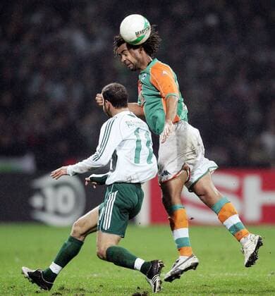 Patrick Owomoyela (Bremen, re.) gegen Dimitris Papadopoulos (Panathinaikos) Fußball EC 1 Herren Champions League 2005 2006, SV Werder Bremen - Panathinaikos Athen 5:1 Gruppe Bremen Dynamik,