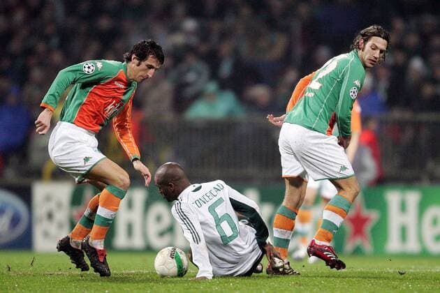 Johan Micoud (li.) und Torsten Frings (beide Bremen) gegen Flavio Conceicao (Panathinaikos) Fußball EC 1 Herren Champions League 2005 2006, SV Werder Bremen - Panathinaikos Athen 5:1 Gruppe Bremen Dynamik,