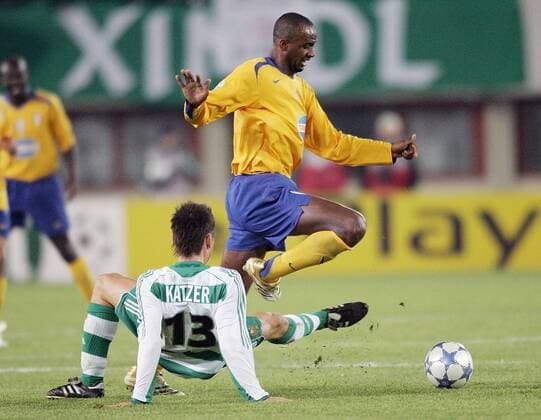 Patrick Vieira (Juventus, re.) gegen Markus Katzer (Rapid Wien) Fußball EC 1 Herren Champions League 2005 2006, SK Rapid Wien - Juventus Turin 1:3, Juve Gruppe Wien Dynamik, Kampf,