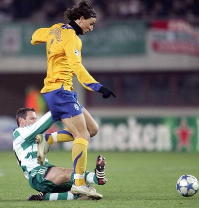 Zlatan Ibrahimovic (Juventus, re.) gegen Martin Hiden (Rapid Wien) Fußball EC 1 Herren Champions League 2005 2006, SK Rapid Wien - Juventus Turin 1:3, Juve Gruppe Wien Dynamik, Kampf,