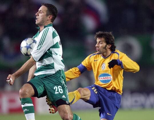Jozef Valachovic (Rapid Wien, li.) vor Alessandro Del Piero (Juventus) am Ball Fußball EC 1 Herren Champions League 2005 2006, SK Rapid Wien - Juventus Turin 1:3, Juve Gruppe Wien Dynamik, Kampf,