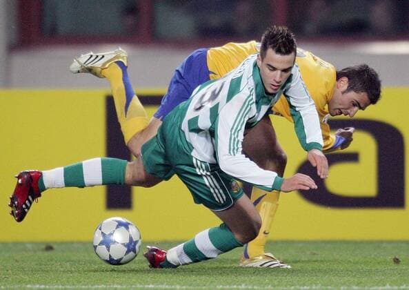 Andreas Dober (Rapid Wien, vorn) und Adrian Mutu (Juventus) geraten ins Straucheln Fußball EC 1 Herren Champions League 2005 2006, SK Rapid Wien - Juventus Turin 1:3, Juve Gruppe Wien Dynamik,