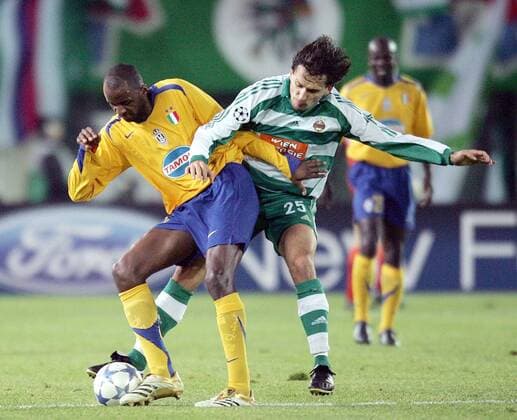 Patrick Vieira (Juventus, li.) gegen Marek Kincl (Rapid Wien) Fußball EC 1 Herren Champions League 2005 2006, SK Rapid Wien - Juventus Turin 1:3, Juve Gruppe Wien Dynamik,