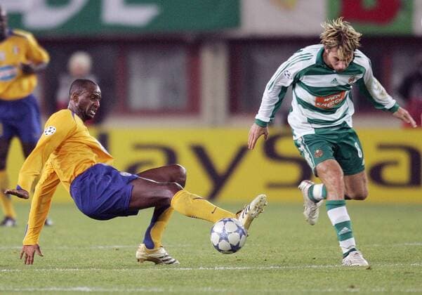 Patrick Vieira (Juventus, li.) gegen Andreas Ivanschitz (Rapid Wien) Fußball EC 1 Herren Champions League 2005 2006, SK Rapid Wien - Juventus Turin 1:3, Juve Gruppe Wien Dynamik,
