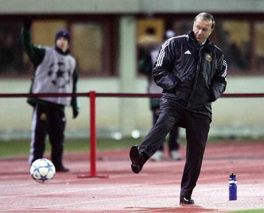 Trainer Josef Hickersberger (Rapid Wien) tritt gegen den Ball Fußball EC 1 Herren Champions League 2005 2006, SK Rapid Wien Einzelbild Wien