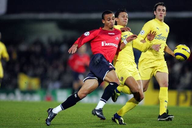 Peter Odemwingie (Lille, li.) gegen Juan Manuel Pena (re.), dahinter Gonzalo Rodriguez (beide Villarreal) Fußball EC 1 Herren Champions League 2005 2006, FC Villarreal - OSC Lille 1:0 Gruppe pan11710 Villarreal Dynamik, Kampf,  