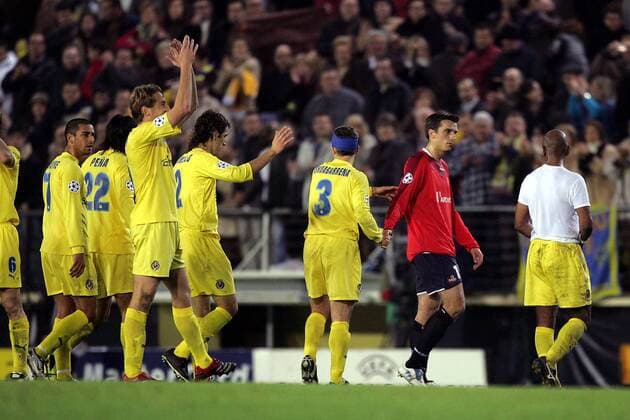 Schlussjubel Villarreal - Milenko Acimovic (Lille, 2.v.re.) gratuliert fair, ist jedoch sehr enttäuscht Fußball EC 1 Herren Champions League 2005 2006, FC Villarreal - OSC Lille 1:0 Gruppe pan11710 Villarreal Freude, Enttäuschung,  