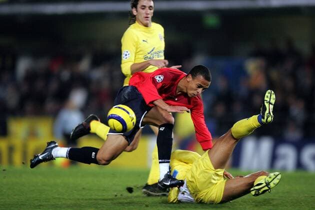 Peter Odemwingie (Lille, li.) kommt zu Fall, beobachtet von Rodriguez (Villarreal) Fußball EC 1 Herren Champions League 2005 2006, FC Villarreal - OSC Lille 1:0 Gruppe pan11710 Villarreal Dynamik, Kampf,  