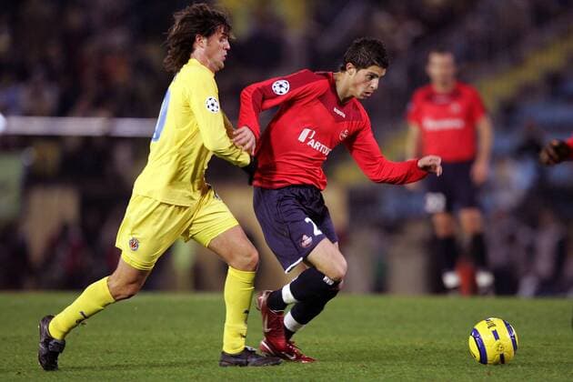 Kevin Mirallas (Lille, re.) gegen Roger Garcia (Villarreal) Fußball EC 1 Herren Champions League 2005 2006, FC Villarreal - OSC Lille 1:0 Gruppe pan11710 Villarreal Dynamik,  