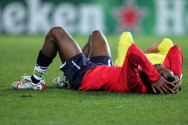 Jean Makount (Lille) enttäuscht am Boden Fußball EC 1 Herren Champions League 2005 2006, OSC Lille Gruppe pan11710 Villarreal Enttäuschung, Verzweiflung  