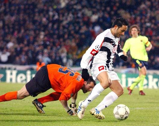 David Di Michele (Udine, re.) hat Torwart Albert Jorquera (FC Barcelona) umspielt -  Fußball EC 1 Herren Champions League 2005 2006, Udinese Calcio - FC Barcelona 0:2, Barca Gruppe Udine Dynamik,