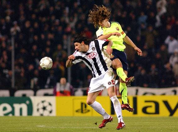 Vincenzo Iaquinta (Udine, li.) gegen Carles Puyol (FC Barcelona) -  Fußball EC 1 Herren Champions League 2005 2006, Udinese Calcio - FC Barcelona 0:2, Barca Gruppe Udine Dynamik, Kampf,