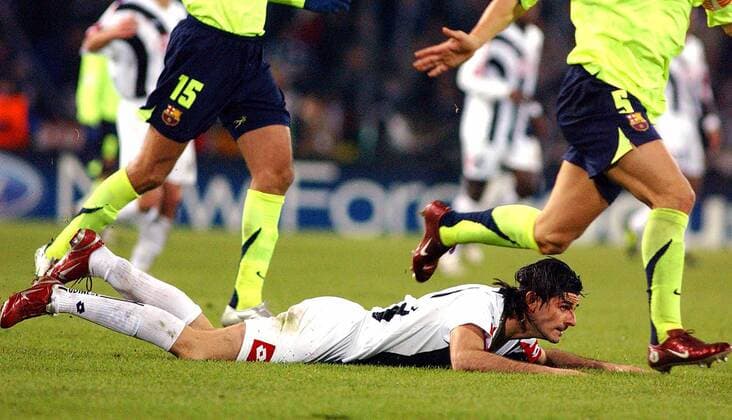 Vincenzo Iaquinta (Udine) am Boden -  Fußball EC 1 Herren Champions League 2005 2006, Udinese Calcio - FC Barcelona 0:2, Barca Gruppe Udine Dynamik,