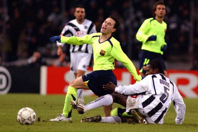Andres Iniesta (FC Barcelona, li.) gegen Christian Obodo (Udine) -  Fußball EC 1 Herren Champions League 2005 2006, Udinese Calcio - FC Barcelona 0:2, Barca Gruppe Udine Dynamik, Kampf,
