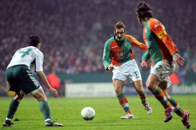 Miroslav Klose (Mitte) - Zuspiel auf Torsten Frings (beide Bremen), vorbei an Loucas Vintra (Panathinaikos) Fußball EC 1 Herren Champions League 2005 2006, SV Werder Bremen - Panathinaikos Athen 5:1 Gruppe Bremen Dynamik,