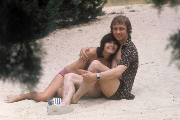 Bernd Hölzenbein (Frankfurt BR Deutschland) und seine Frau Jutta verliebt am Strand Fußball 1. BL Herren Saison 1974 1975, Eintracht Frankfurt, Nationalmannschaft, Nationalteam, Vdia Gruppe Aufmacher Ibiza Romantik,