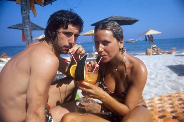 Gerd Müller (Bayern BR Deutschland) und seine Ehefrau Uschi lassen es sich am Strand mit einem exotischen Cocktail richtig gut gehen Fußball 1. BL Herren Saison 1974 1975, FC Bayern München, Nationalmannschaft, Nationalteam, Vdia Gruppe Aufmacher Sardinien