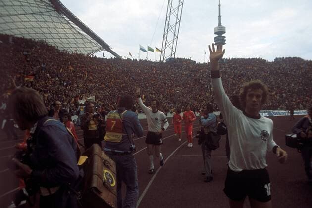 Weltmeister BR Deutschland: Rainer Bonhof (re.) und Franz Beckenbauer auf der Ehrenrunde Fußball WM Herren Weltmeisterschaft 1974, Länderspiel, Nationalmannschaft, Nationalteam, Nationaltrikot, Vdia Totale Olympiastadion, Finale, Endspiel München Freude, Begeisterung,