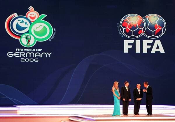 FIFA Präsident Joseph S. Blatter (Schweiz, 2.v.re.) und Bundespräsident Horst Köhler (CDU, 2.v.li.) mit den Moderatoren Reinhold Beckmann und Fotomodel Heidi Klum (alle Deutschland) anläßlich der Gruppenauslosung zur Weltmeisterschaft 2006 Fußball WM Herren Gruppenauslosung 2005, Weltmeisterschaft 2006, Endrundenauslosung, Auslosung, Gruppen, Ziehung Gruppe Prominente, Journalist, Sportjournalist, Fernsehen Leipzig Turnierlogo, Turnieremblem