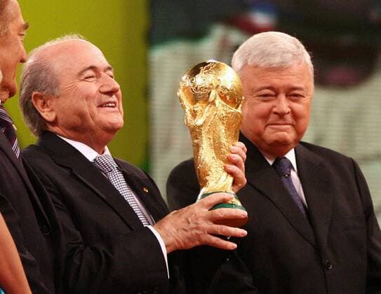 FIFA Präsident Joseph S. Blatter (Schweiz, li.) mit dem Weltpokal, daneben Ricardo Terra Teixeira (Brasilien), Präsident des brasilianischen Fußballverbandes CBF Fußball WM Herren Gruppenauslosung 2005, Weltmeisterschaft 2006, Endrundenauslosung, Auslosung, Gruppen, Ziehung Gruppe Leipzig